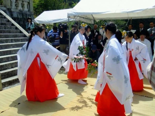 陶山神社で開催される陶祖李参平へ有田焼産業の発展と報恩感謝のお祭りです。