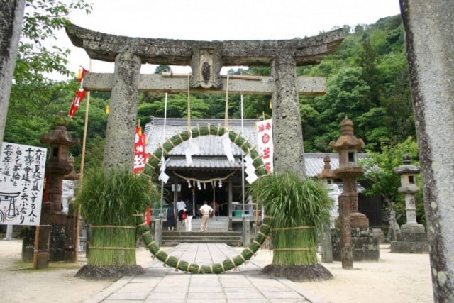 厄除け大祓い（やまのぼり）6月1日　八阪神社(有田町中の原)にて執り行います。厄年や年祝いの方々はもとより、遠方からも一年の災いを人形にこめて厄払いに訪れ祈願されます。